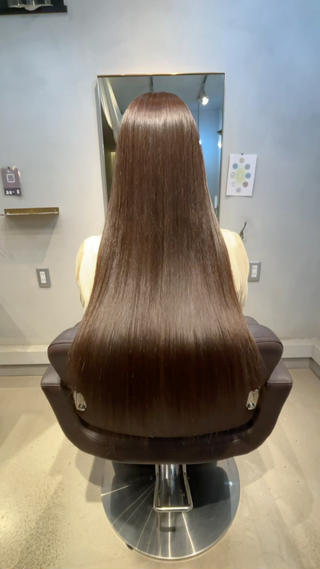 うねうねしていた髪からツヤが最大限に出る
カラーと縮毛矯正をしました 