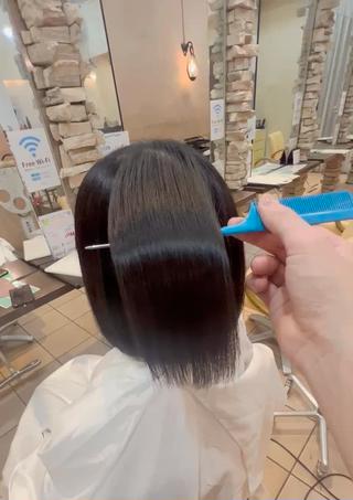 前回他店で2ヶ月前に酸性ストレートをされたお客様
根元と毛先も癖が戻ってきたとのことで全体的に立て直させていただきました。
ショートやボブはシャキシャキにするとお手入れが大変になるのでナチュラルになるように当てさせていただきました