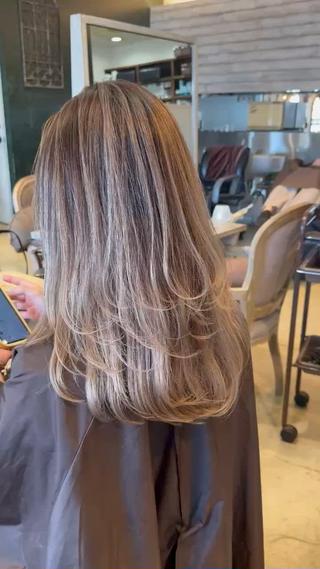 レイヤーカットにバレイヤージュで動きもしっかり立体感を!