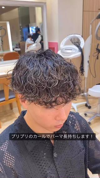 波巻きパーマで時短セットとトレンドのヘアに！
波打ちセットをパーマで再現！波巻きパーマは独自のロッド選定と薬剤知識で痛ませず柔らかく仕上げます！スパイラル、ツイスト、波巻き、色々なカールを組み合わせて1人に1人に合わせたディティールパーマでカッコよくて楽な理想のヘアを提供します！ブリーチにパーマもかけられる場合があるのでぜひ一度ご来店してご相談ください！スタイリスト　ヨモギダ　リク

#マッシュショート#マッシュ男子#マッシュウルフ#王道マッシュ#ウルフ#ウルフパーマ#センターパート#メンズパーマ#パーマ男子#波パーマ#波巻きパーマ#波打ちパーマ#メンズ波巻きパーマ 