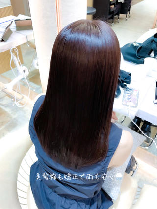 当店の縮毛矯正はお客様の髪質に合わせてしっかりお薬を1から配合していくため低ダメージでかけれる他、専用のブラシでアイロンを入れていく為癖だけでなくパヤパヤな毛も抑え芸能人のような艶々髪になれます

柔らかい質感でかけることが出来るのでシャキンとならずに次の日から髪の毛をまくことも可能です 