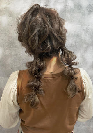 【ツイン編みおろし】
ライブ、推しのイベントにもってこいなアレンジ！
綺麗にまとめるよりも崩すことによって幼くなりすぎないルーズで可愛いアレンジに。 