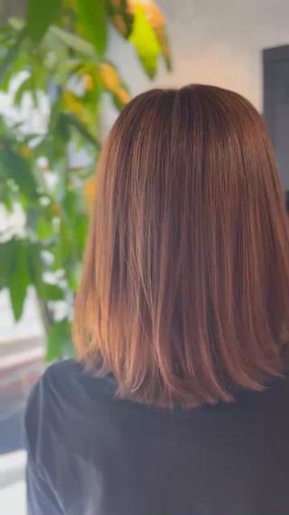 ブリーチ10%混ぜの優しめダブルカラー
ライトナーという、14レベルの明るめの脱染剤に、
ブリーチを10%だけ混ぜて、優しくリフトアップしたあと、カラーを上から乗せてあげると良い感じで透明感も出るので、おすすめです 