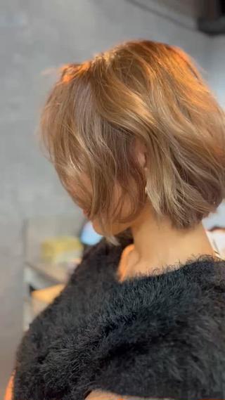 ミルクティーブロンド
〔大人の白髪ぼかし〕
ブリーチ10%混ぜのライトナーを使った、髪に
優しめダブルカラー