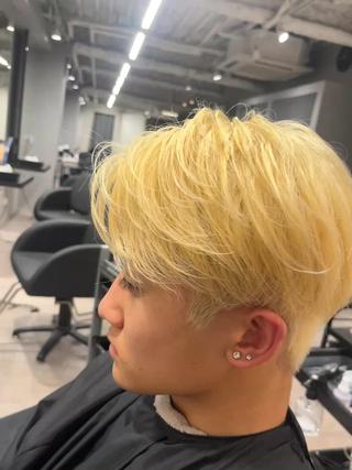 ブリーチ2回抜きっぱでできるホワイトブロンドヘア
色入れずにここまで綺麗に、ホワイトブロンド再現可能です！
ぜひお任せください！！
 