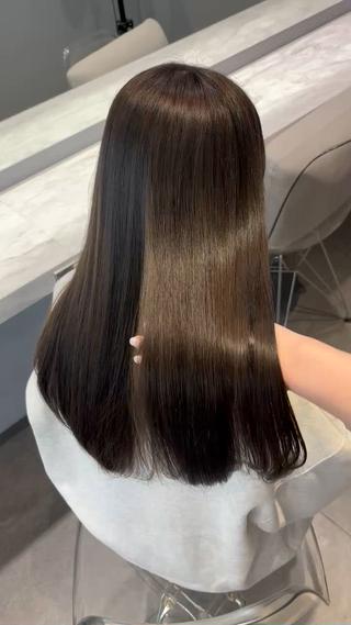 ウルトワトリートメントで叶える艶プル髪
カラーは透明感のあるグレージュカラーです！
オリーブベージュ、ベージュカラー 