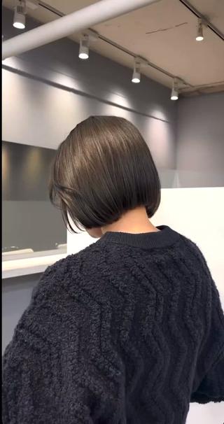 髪質改善ストレートをしてツヤツヤストレートに
毛先がピンとならず地毛のような仕上がりになるのでとってもオススメです 