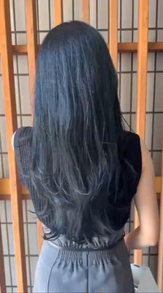 ブルーブラックカラーにレイヤーをたっぷりと入れました

毛先ワンカールで動きがたくさん出るので楽ちんです！また見た目も軽く見えるのでやぼったく見える方もおすすめのスタイルですよー 
