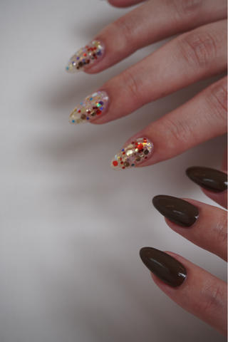 hand one colorasymmetry！
シックなブラウンとポップなホログラム. 