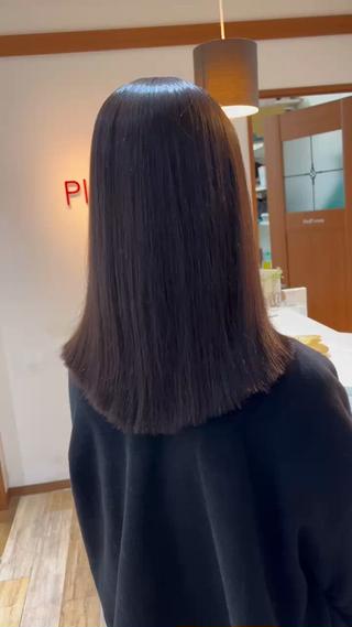 プレミアム酸性ストレートとイルミナカラーのメニューになります。
根本の癖はアルカリの縮毛矯正で癖をしっかりとり、中間から毛先のデリケートな部分は髪のダメージを見極めて酸性ストレートで対応しました。
イルミナカラーで暗めのオーシャンをかぶせて寒色系に仕上げました。
酸性ストレートの柔らかな手触り、艶髪を体験してみてください。