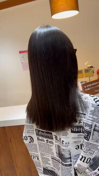 プレミアム酸性ストレートとイルミナカラーのメニューになります。
根本の癖はアルカリの縮毛矯正で癖をしっかりとり、中間から毛先のデリケートな部分は髪のダメージを見極めて酸性ストレートで対応しました。
イルミナカラーで暗めのオーシャンをかぶせて寒色系に仕上げました。
酸性ストレートの柔らかな手触り、艶髪を体験してみてください。