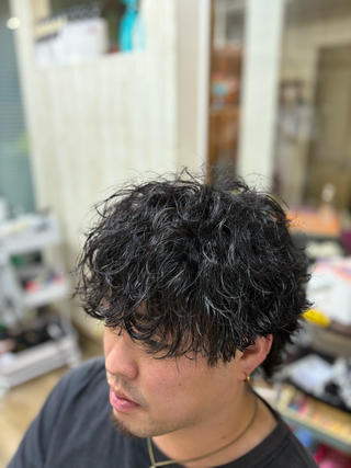 半年伸ばした髪の毛をバッサリイメチェン！
パーマは波巻きツイスパです！！
波巻きはトップのボリュームが出にくいので、トップのボリュームが欲しいところはツイスパで巻いています！！ 