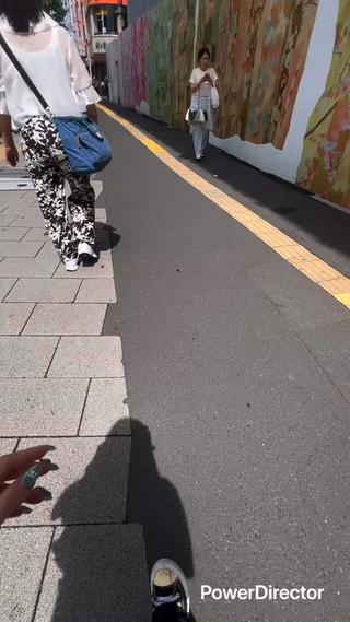 自由が丘駅正面口からサロンまでの道のり
◆正面口を出て、まっすぐ歩道を2つ超えたところに
左手にブックオフ、右手にマックが見える、メープル通りをまっすぐ行きます。
信号まで来たら左手にJIYUGAOKA de aone(自由が丘 デュアオーネ)商業施設が見えます。
その道をまっすぐ行き、右手に青い看板の家具蔵を通り過ぎると黄色い看板のTimezを右に曲がり、細い道の正面の門の奥1階がサロンになります!
インターホン押してくださいね