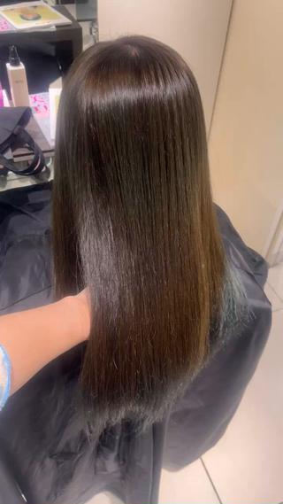 カラー後も艶のある手触り良いツヤ髪へ！
カラーは人気のオリーブグレージュ 