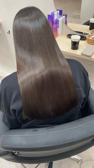 圧倒的艶縮毛矯正
ひとりひとりに合わせた薬剤選定でダメージを抑えつつ、艶を出して、しっかり癖を伸ばします 