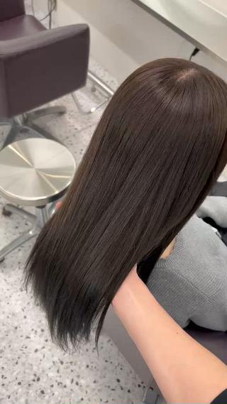 透明感抜群のオリーブグレージュグレージュ
暗くしたいけど暗くしすぎたくない黒染めはしたくない方はおすすめです️ 