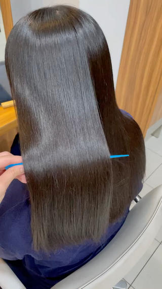 ブローアイロン乾かしただけでこのツヤです
お客様一人一人に合わせた『薬剤選定』『放置時間』『アイロンの入れ方』でやっています
ストレートは繊細な技術になるので誰に任せるかで仕上がりは全然変わってきます 