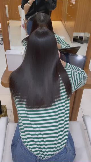 ブローアイロン乾かしただけでこのツヤです
お客様一人一人に合わせた『薬剤選定』『放置時間』『アイロンの入れ方』でやっています
ストレートは繊細な技術になるので誰に任せるかで仕上がりは全然変わってきます 