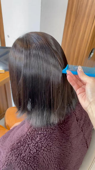 ブローアイロン乾かしただけでこのツヤです
お客様一人一人に合わせた『薬剤選定』『放置時間』『アイロンの入れ方』でやっています
ストレートは繊細な技術になるので誰に任せるかで仕上がりは全然変わってきます 