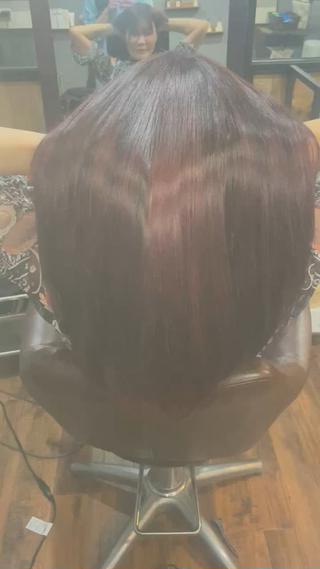 髪質改善ストレートとハイライトイルミナカラーのブロッサムでツヤツヤに仕上げました。 