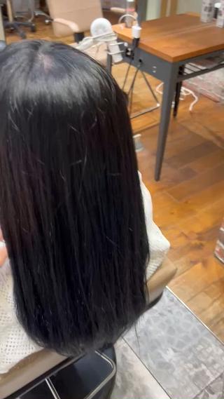 地毛の暗さまで落とした透明感黒
ケアトリートメント付きで艶のある綺麗な髪に仕上げます 