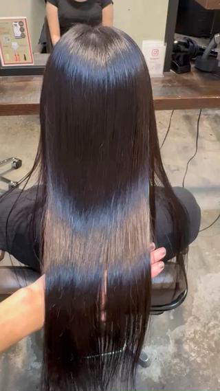 従来の縮毛矯正のように「ピンッ」とならず、
自然なまとまりと柔らかさを重視したストレートメニューです

髪内部のタンパク質・水分バランスを整えながら、
アイロン前に**ホリスティック処理（毛髪再生ミネラル）**を行うことで
ダメージを最小限に抑え、ツヤと潤いをしっかりキープ

︎ 自然な仕上がりにしたい
︎ ダメージが気になる
︎ 毎朝のアイロンを楽にしたい
そんな方におすすめです 