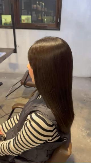 オレンジ味が残ったブリーチ履歴の髪を、
暗すぎず透明感のあるツヤブラウンに
光に当たるとほんのり透ける柔らかさが◎
艶っぽく見せたいけど重くしたくない方におすすめです。 