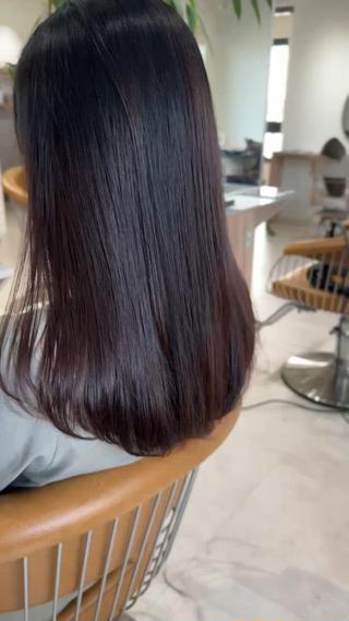 梅雨、夏前にやっておきたい
真っ直ぐになりすぎないナチュラル縮毛矯正

【ナチュラル縮毛矯正の特徴】
・アイロンで真っ直ぐにしすぎず、毛先に丸みを残す仕上げ
・薬剤の選定と塗り分けで、髪への負担を最小限
・根元～中間は自然に立ち上がるよう調整
・顔まわりや前髪など、クセが気になるポイントだけの施術も◎
・仕上がりはふんわり柔らか、触りたくなるツヤ感

【こんな方におすすめ】
︎ 髪がうねって毎朝のセットに時間がかかる
︎ 自然なストレートをキープしたい
︎ 縮毛矯正っぽい不自然なまっすぐさが苦手

ダメージを抑えながら、あなたの髪質に合わせて
“やりすぎない自然な仕上がり”を実現します。 