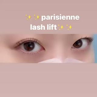 
特別なロッドを使用して、短いまつ毛の方でもしっかり立ち上げることができます 