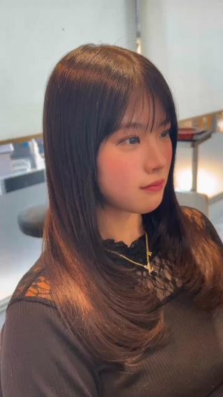 レイヤーカット

薄めの前髪に輪郭補正の顔周りカット
レイヤーは顎から毛先まで²/₃くらいのミドルレイヤーです！ 