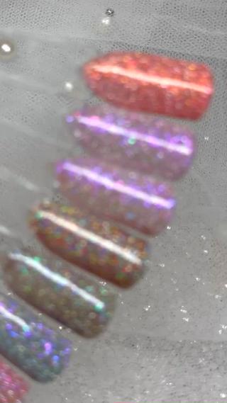 トレンドのフラッシュネイル
照明や太陽光が当たると光るのはもちろん、当たっていなくてもキラキラで可愛いです♡

ワンカラーでも華やかで可愛いです！！
ハンドもフットにもおすすめ♡ 