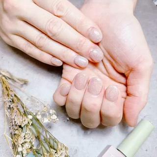 人気のラテコレクションがマグネットになって登場、・肌馴染みの良い上品カラーをラインナップ,・可愛いオーロラマグネットが優しくアクセント、アッシュベージュに白とオーロラのマグネット,