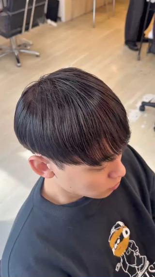 紫みのあるグレージュカラーさせていただきました!
当店ではブリーチは行っていませんが、ブリーチしてある部分に色を乗せる事はできます!
※ブリーチ自体を行っていないので、薬剤が少なくできるカラーは限られます!