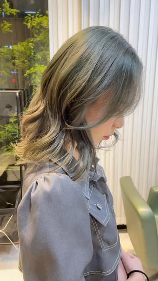 元々の一回ブリーチの履歴からオンカラーしてオリーブベージュに
オリーブ強めにすることで色落ちの経過も楽しめます
透明感アップのトーンアップカラー流行ってます
是非お待ちしてます
#自由が丘#カラー#ノンダメージカラー#オリーブベージュ#トリートメント#ミディアム 