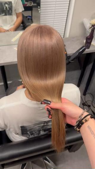 𝐈𝐧𝐬𝐭𝐚𝐠𝐫𝐚𝐦 【 @r10hair 】

この動画はオイルをつけておりません.ᐟ‪‪‪.ᐟ‪‪‪

色落ちも綺麗なミルクティーカラー‪

トリートメントは1人1人の髪質に合わせてご提案させて頂きますので是非1度ちゅるちゅるヘア体感してください 