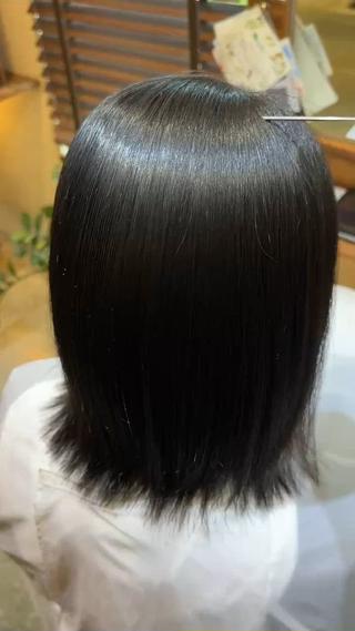 毛先までツヤツヤになる髪質改善ストレート！
湿気や汗でうねりが出てしまう、なかなかボリュームがおさまらない、、
既に毛先にストレート履歴があって当てれないと言われたが毛先のパヤパヤ広がりが気になる、、そういった方は是非一度ご相談ください！ 