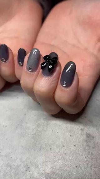 [持ち込みデザイン]
シースルーの黒に1本マグネットネイル

当店ではマグネットネイルも色を混ぜて作るのでデザインに合わせた色が楽しめます♪ 