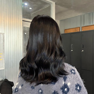 ブリーチベースから漆黒

暗めでも重く見せないのがポイント◎
しっかりケアしながらカラーすることで
ここまでの艶感が出ます

 menu
ワンカラー＋トリートメント

ダメージを抑えながら、
触れたくなるサラサラ艶髪に

一緒に美髪育てていきましょー

ご予約・ご相談お待ちしてます
 