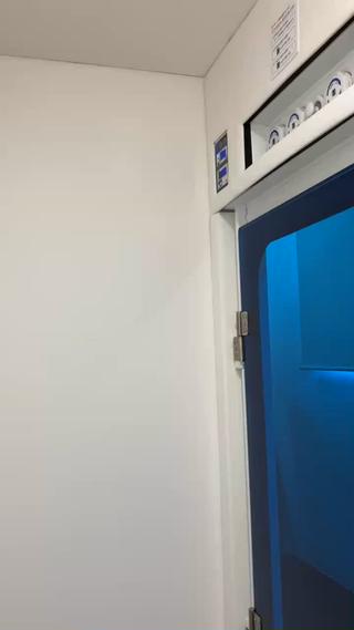 高濃度酸素BOXは
体にたっぷり酸素を届けることで
疲れにくい体づくりをサポートします。
こんな方におすすめ
・疲れが抜けにくい
・寝てもスッキリしない
・冷えやすい
・集中力が続かない
BOX内では横になっているだけなので
運動が苦手な方や
お仕事帰りにも◎
【期待できる効果】
・疲労回復サポート
・血流促進
・睡眠の質向上
・自律神経の乱れケア
・リラックス
【注意点】
・気圧変化により耳が詰まる感覚が出る場合があります
・体調不良時は施術をお控えください
・妊娠中、通院中の方は事前にご相談ください
初めての方にも
丁寧に説明しながら対応いたしますので
安心してご利用ください
 