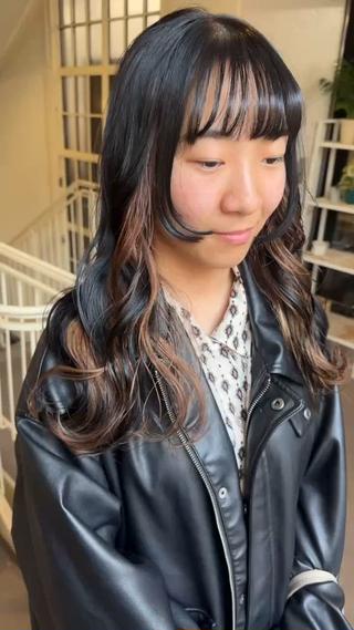 ♡インナーカラー

ワンポイントで最近人気のインナーカラー！

ブリーチ1回でもできるカラーです 