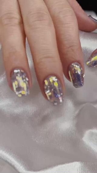 やり放題(有料パーツ別途)のメニューです️
キラキラギラギラで指を動かすたびかわいい 