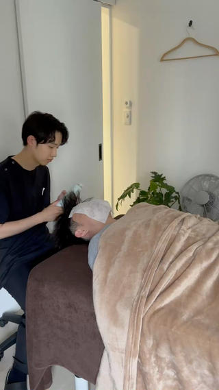 施術の際は炭酸のスプレーで頭皮の血行を良くします頭皮に程よい刺激があり夏は特に気持ちいいです 