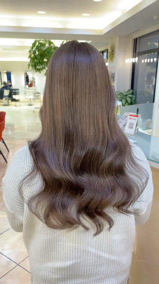 垢抜け！ミルクティーカラー
色落ちまで可愛いが計算された垢抜け艶カラー

明るめのブリーチなしベースから1ブリーチで。
（ベーストーンが11レベルほどの方）

暗めのトーンダウンをされた方は
（黒染めや繰り返した暗めのカラーの方）
2ブリーチ必要な場合もあります！

丁寧なブリーチ技術で艶のあるブリーチカラーを完成させます

お任せください…♡ 