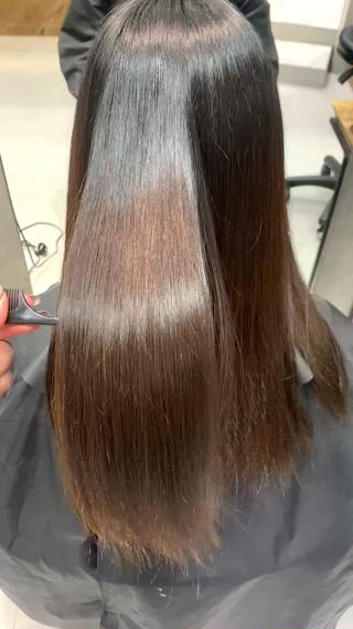 パーマ、カラー履歴がある方でもここまで
艶を出す事ができます！ 