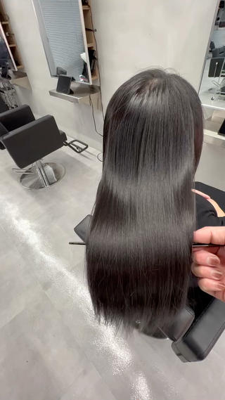 柏で髪質改善縮毛矯正するならお任せください️
乾かしただけでこのツヤ髪へ！ 