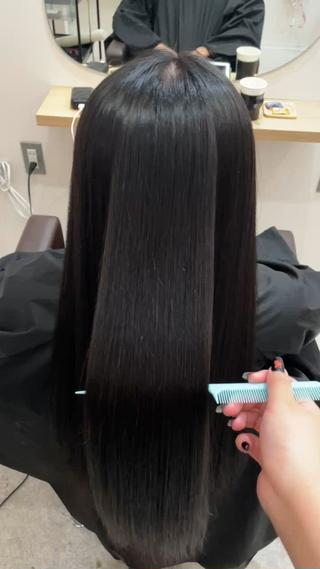 汗や湿気で髪の毛がうねってしまう方縮毛矯正とてもオススメです 