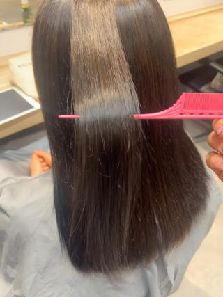 髪質改善ストレートパーマ
汗や湿気でうねりやすい髪もここまでツヤツヤになります！ 