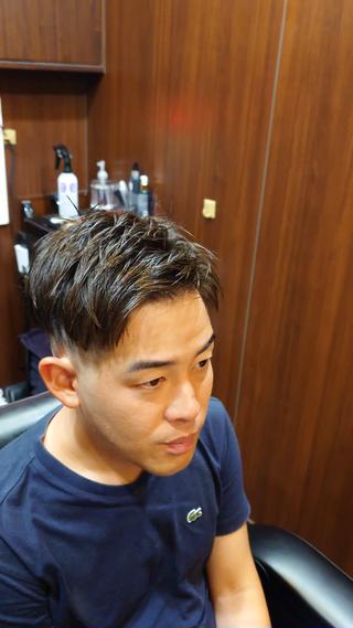 ツーブロックスキンフェード
がんばりました

顔そりに眉カットも着いてます
しっかりととのえます 