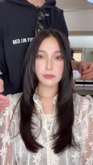 帰国直後のため、期間限定のミニモ料金となります。
話題の髪質改善premiumケアカラー︎
カラー剤に髪質改善のトリートメントをイン♪

カラーするだけで今まで見たことないような艶感と手触りにチェンジします︎

中国で身につけた本場のワンホンレイヤーカット︎
高級感のでる艶カラー︎ cmcトリートメント付き︎  

︎大人っぽくみられたい
︎ハイブランドの似合うヘア
︎ワンホンモデル韓国モデルの雰囲気が好き
︎髪質改善したい
︎髪の毛のケアやスタイリングの方法をしりたい

ヘアをチェンジして高級感のある高見えする女性になりましょう︎



ロング料金＋￥1000 ミディアム料金＋¥500

：シャンプースタイリング込み

髪質改善ケアをしたい方には追加メニューもございます。

︎赤味除去透明感アディクシーカラー＋1000
ブルーブラックや、ラベンダーグレー、グレーパールカラーならアディクシーカラーがオススメです︎

︎超艶感。最高級イルミナカラー＋￥2000
髪の毛をダメージさせずに最高の艶と透明感をブリーチなしで手に入れたいなら、このイルミナカラーがおすすめ︎

︎2ステップクイックトリートメント︎＋3000
ブースタートリートメント＋モイストトリートメントをイオン結合させてしっとりした質感に。


︎TOKIO3ステップトリートメント︎＋￥5000
熱ダメージを保護してくれる“エルカラクトン”配合
艶々なヘアに内部からしっかり補修

︎TOKIOインカラミ最高級トリートメント＋￥10000
高濃度フェザーケラチン配合　毛髪内部でタンパク質に結合し、髪の毛の強度もあげサラサラにしてくれます︎

︎毛髪クレンジング＋￥4000
髪の毛のシャンプーでは落としきれない金属イオンや酸化した皮脂、シリコンを綺麗に除去してくれます︎

︎高濃度水素トリートメント＋￥5000
今話題の水素トリートメント︎魔法の水素パウダーをカラーにイン︎
悪玉活性酸素を除去して生まれたてのような素髪に︎頭皮にも好影響を与えてくれるエイジングケアもできるカラー︎ 