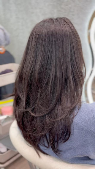 【透明感ベージュで冬の抜け感】
【N.ルフレカラーでダメージレスかつ艶髪に】

エヌドットルフレカラー
色持ちのよく赤みを抑え透明感あるダメージレスな天然素材でできている為、頭皮にしみずらく、最大限ダメージを抑えながらカラーができます
色落ちも綺麗に落ちてくれます
メロンの香りがほんのりします𓂃𓈒𓂂 